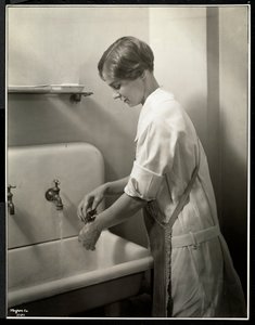 Une infirmière se lavant les mains, 1928